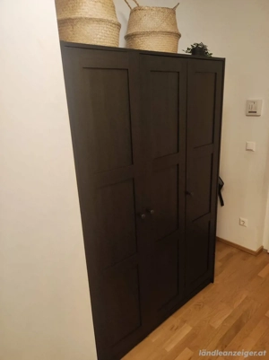 Schrank mit 3 Türen  Bild 2