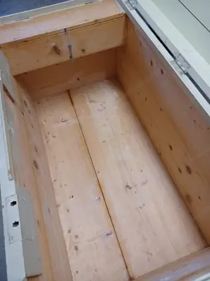 Stabile Wäschetruhe aus Holz Bild 2