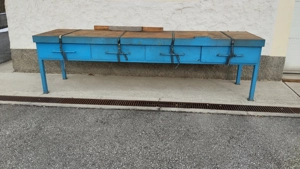 Massive Werkbank mit Schraubstock