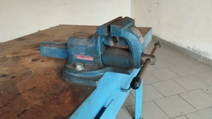 Werkbank mit Schraubstock Bild 2