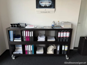 Rollbares Regal