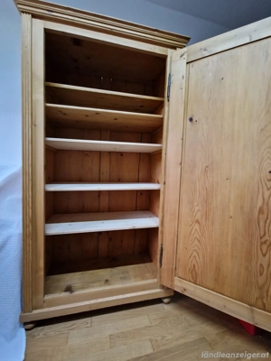 Holz Schrank Bild 2