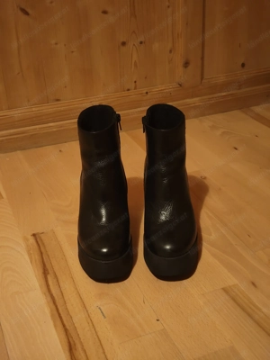 Lederstiefel mit Absatz auf einer Plattform 