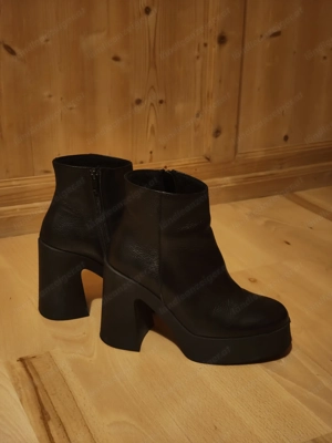 Lederstiefel mit Absatz auf einer Plattform  Bild 5