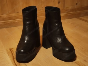 Lederstiefel mit Absatz auf einer Plattform  Bild 3