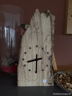 Wanduhr aus Holz