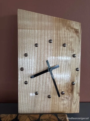 Wanduhr aus Holz Bild 2