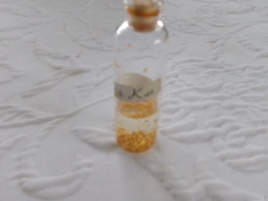 kleines Fläschchen mit 24 Karat Echtgoldflocken,  Bild 3