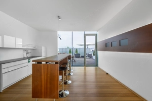 Arbeiten Sie flexibel und effizient im modernen Arbeits- und Besprechungsraum in Regus Flybridge