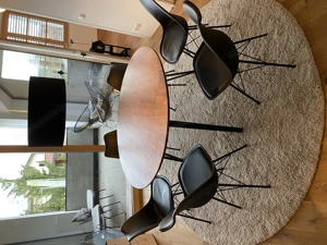 Runder Tisch 6 Stühle und Teppich
