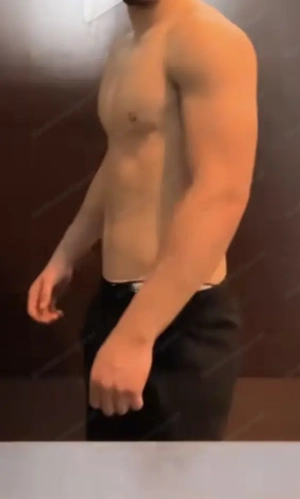 21 Jahre ,  biete Lecken, Vergnügen und Massagen an.