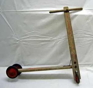 Trittroller aus Holz