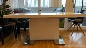 Ausziehbarer Esstisch in Weiß