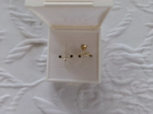 goldene Ohrstecker mit Safiren  Bild 2