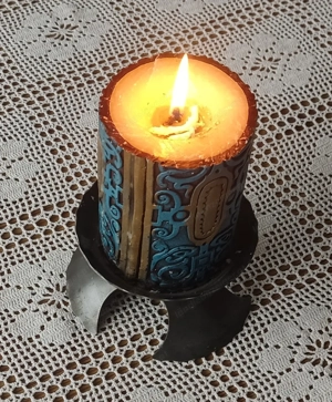 Kerzenständer mit Säulenkerze Bild 1