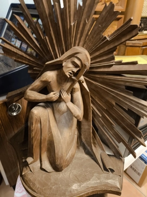 Schnitzerei "Schmerzhafte Muttergottes" mit Strahlenkranz 