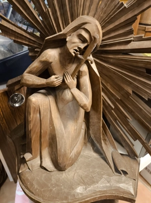 Schnitzerei "Schmerzhafte Muttergottes" mit Strahlenkranz  Bild 5