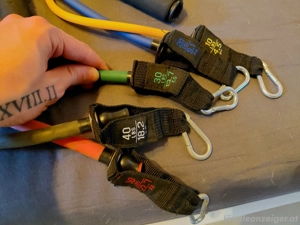 Widerstandbänder mit Griffen und Türanker  Bild 2