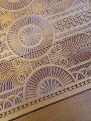 Antiker geschnitzter Tisch Bild 3