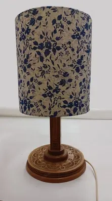 Antike geschnitzte Tischlampe mit 2 Schirmen