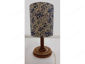 Antike geschnitzte Tischlampe mit 2 Schirmen