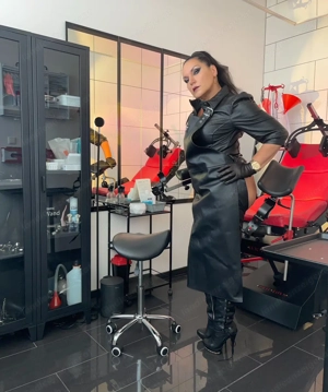 Ich bin eine Herrin, die dich mental und körperlich an deine Grenzen bringen wird, mein Sklave.