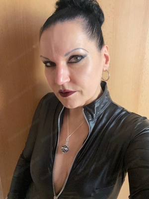 Ich bin eine Herrin, die dich mental und körperlich an deine Grenzen bringen wird, mein Sklave. Bild 4