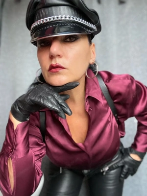 Ich bin eine Herrin, die dich mental und körperlich an deine Grenzen bringen wird, mein Sklave. Bild 3