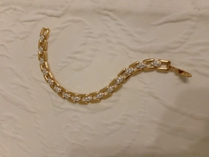  Armband mit weißen Steinen, 