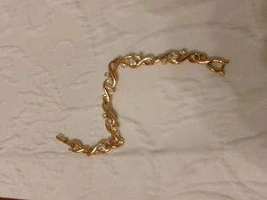  Armband goldfarben mit weißen Steinen