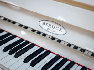 Sehr schönes Berdux Klavier in weiß poliert! Kostenlose Lieferung in ganz Vorarlberg(*) Bild 5