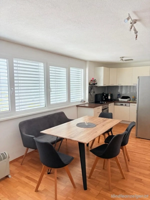 Tisch, Bank und 4 Stühle