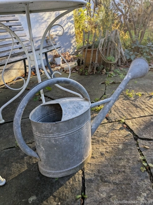 verzinkte alte Gießkanne