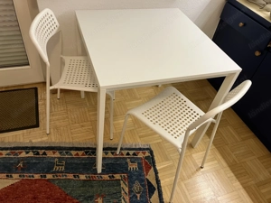 Tisch mit 2 Stühlen