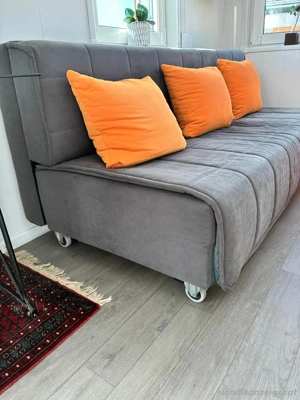 ausziehbare Couch ohne Kissen Bild 2