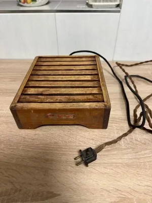 antiker Elektroofen aus Holz, retro