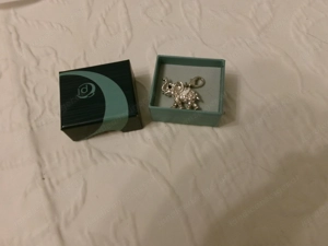 Elefantenanhänger mit weißen Steinen 