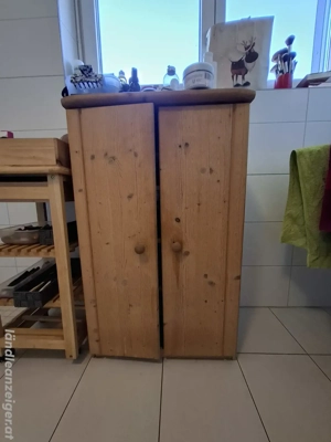 Holzschrank