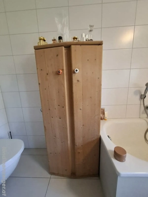 Holzschrank