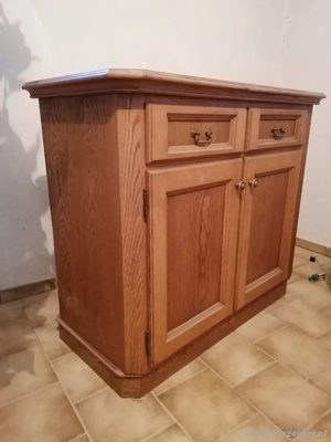 Kommode mit Fächern und Schubladen