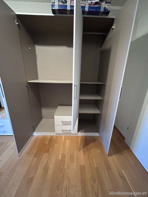 Kleiderschrank Bild 2