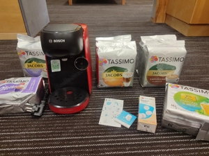 Tassimo Kaffeemaschine Rot incl. Kaffee und Entkalungstabletten 
