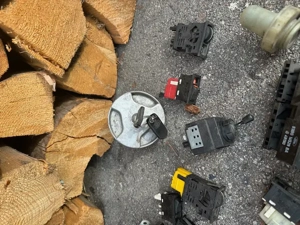 Tankdeckel, Schalter div. Kleinteile, Uhr usw. für Ford Sierra, Bild 2