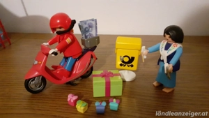 Playmobil Post und Paket Zustellerin auf einer Vespa