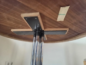 yellow round table Bild 4