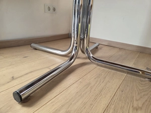 yellow round table Bild 5