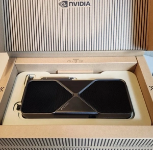 NVIDIA GeForce RTX 5090 Founders Edition Grafikkarte, neu (Originalverpackung geöffnet). Wurde nur f Bild 3