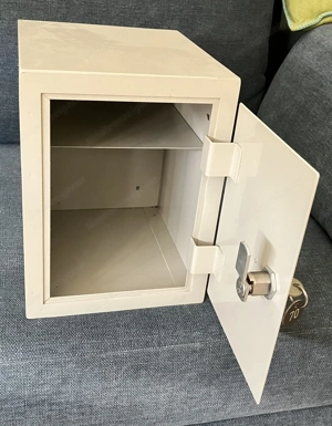 Einbausafe mit Schlüssel  Bild 2