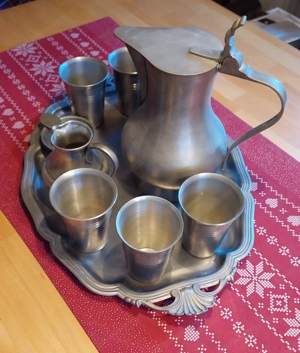 Garnitur Zinnbecher, Kelche und Kanne