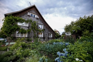 Altbau-Doppelhaushälfte mit Gartenhaus u. Garten in Lauterach ab April zu vermieten